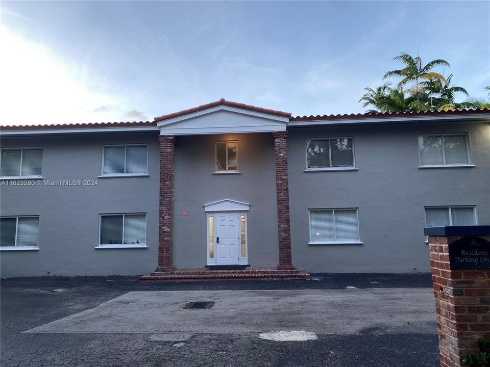 Recently Rented: $2,450 (1 beds, 1 baths, 778 Square Feet)