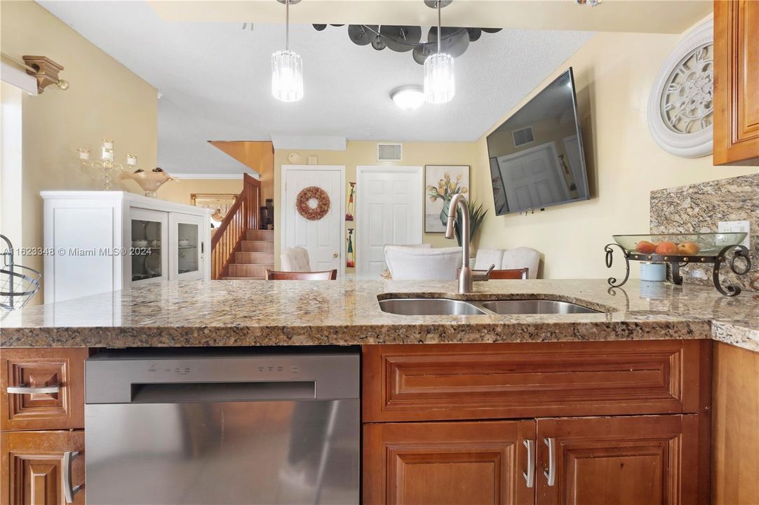 Недавно продано: $385,000 (3 спален, 2 ванн, 1488 Квадратных фут)