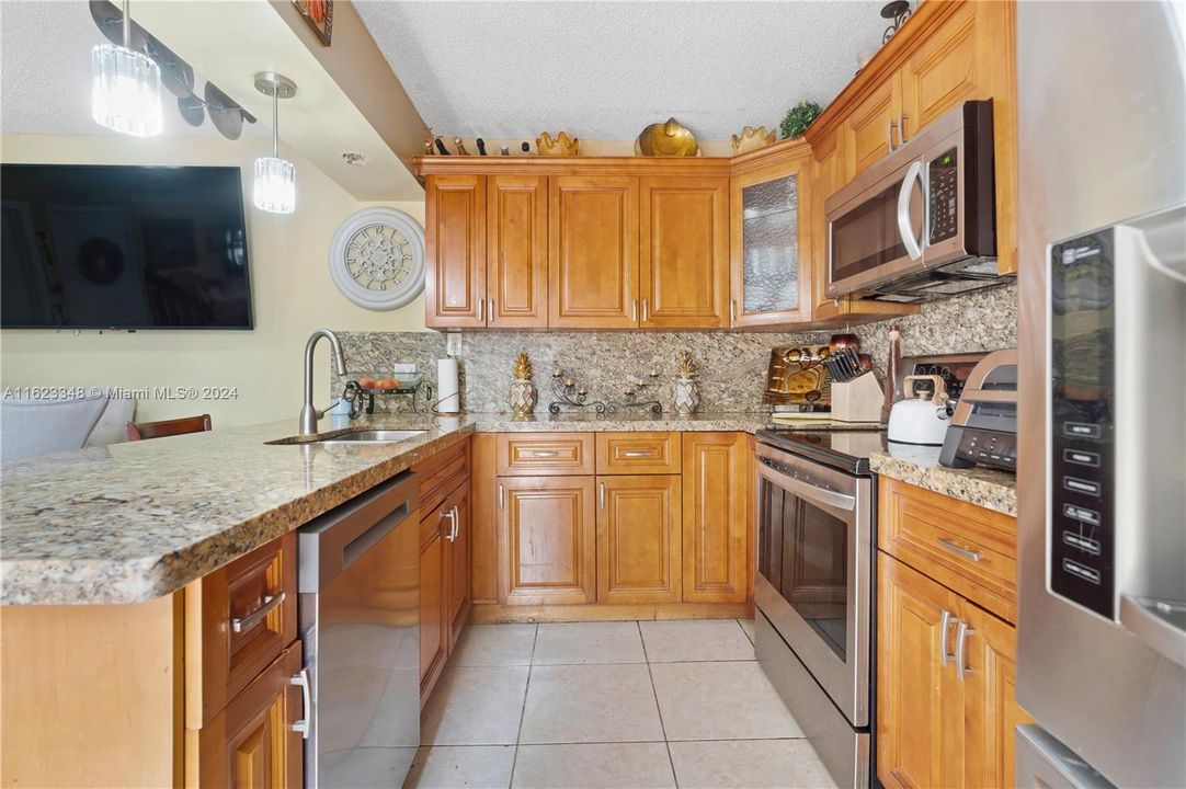 Недавно продано: $385,000 (3 спален, 2 ванн, 1488 Квадратных фут)