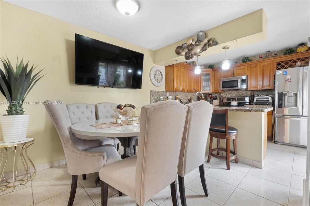 Недавно продано: $385,000 (3 спален, 2 ванн, 1488 Квадратных фут)