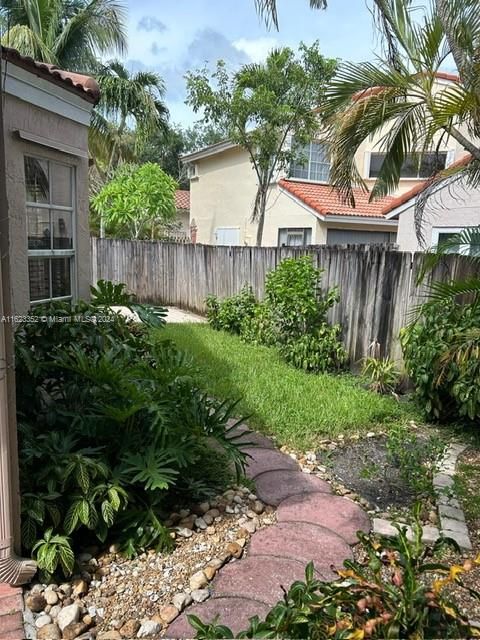 Recently Rented: $3,100 (2 beds, 2 baths, 959 Square Feet)