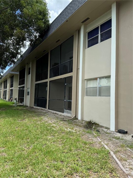 Active With Contract: $184,900 (2 beds, 2 baths, 949 Square Feet)