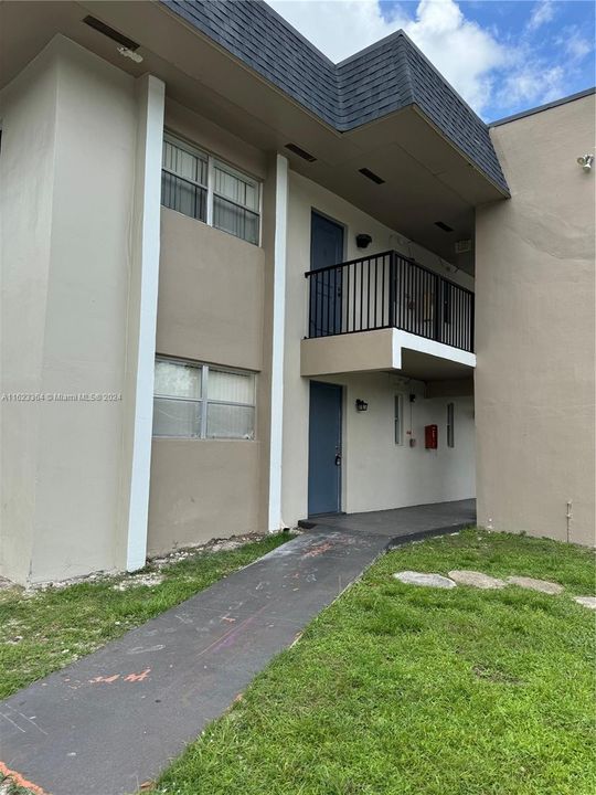 Active With Contract: $184,900 (2 beds, 2 baths, 949 Square Feet)