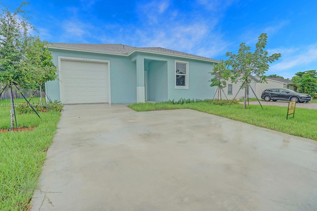 Active With Contract: $489,900 (3 beds, 2 baths, 1496 Square Feet)