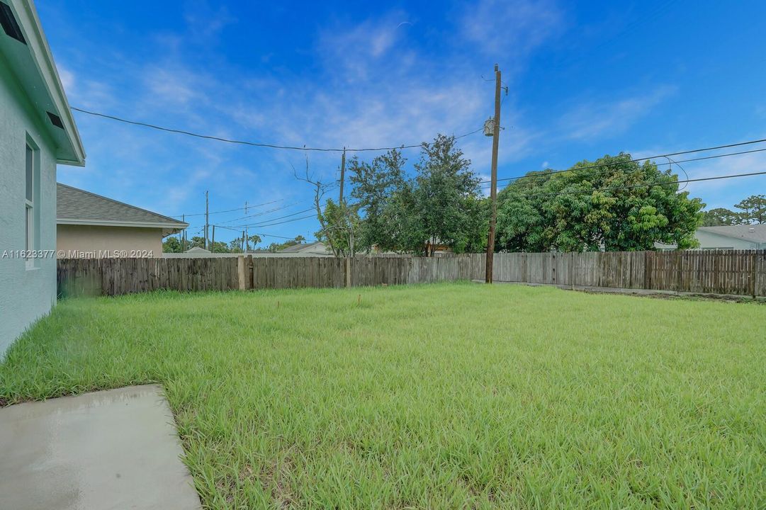 Active With Contract: $489,900 (3 beds, 2 baths, 1496 Square Feet)