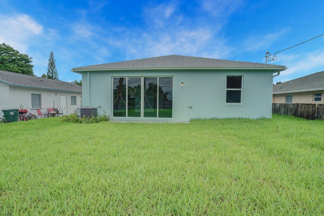 Active With Contract: $489,900 (3 beds, 2 baths, 1496 Square Feet)