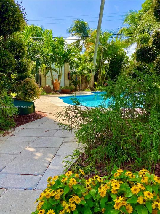 Recently Rented: $4,000 (3 beds, 2 baths, 1105 Square Feet)