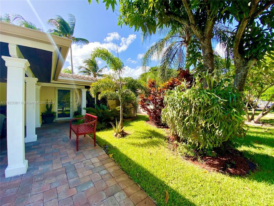 Recently Rented: $4,000 (3 beds, 2 baths, 1105 Square Feet)