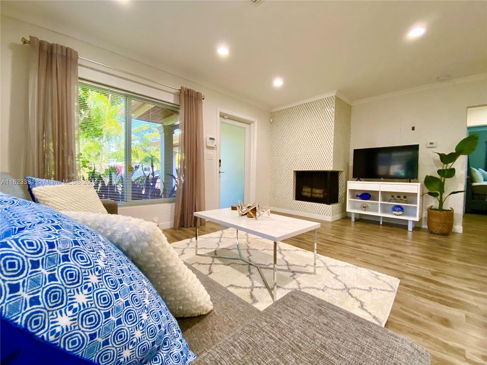 Recently Rented: $4,000 (3 beds, 2 baths, 1105 Square Feet)