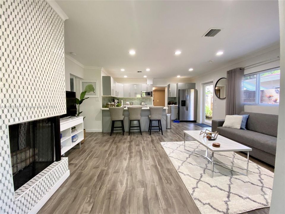 Recently Rented: $4,000 (3 beds, 2 baths, 1105 Square Feet)