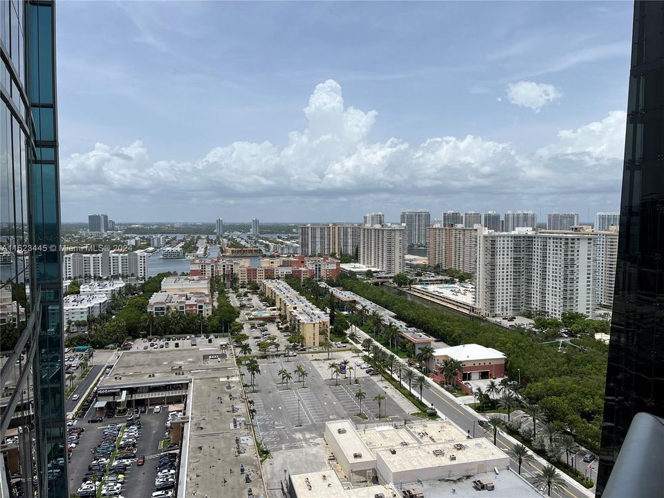 For Sale: $3,100,000 (3 beds, 3 baths, 1956 Square Feet)