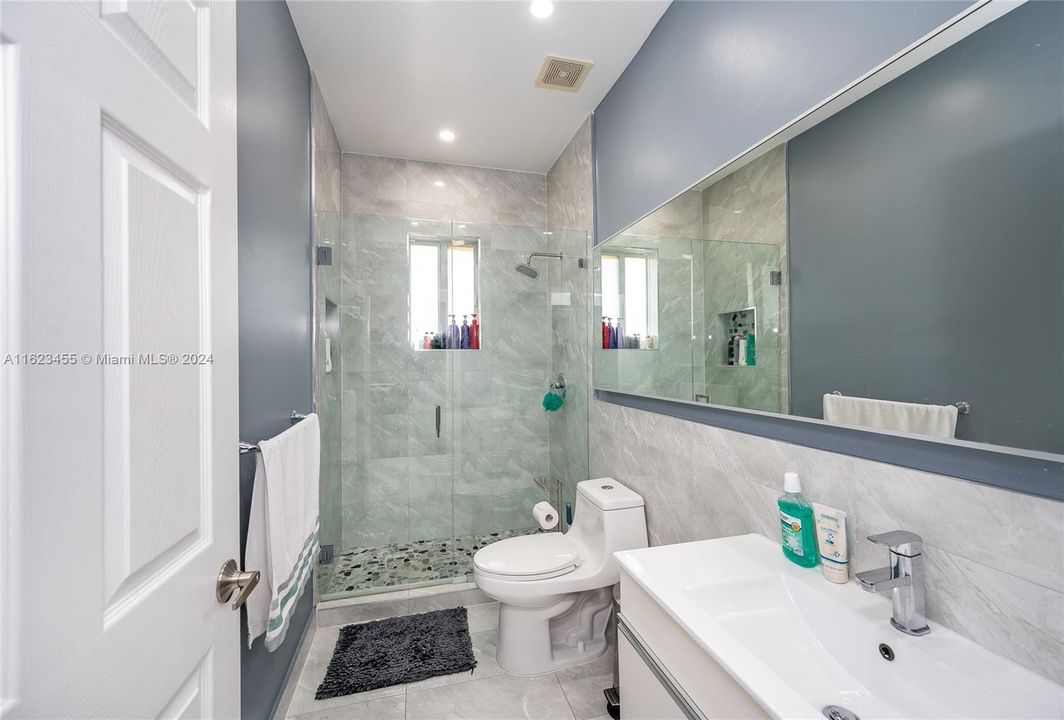 Recently Sold: $550,000 (5 beds, 3 baths, 2180 Square Feet)