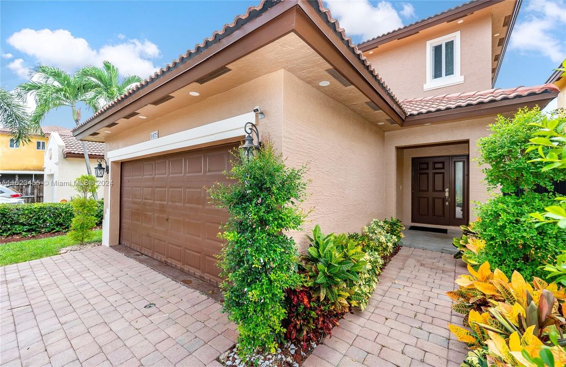 Recently Sold: $550,000 (5 beds, 3 baths, 2180 Square Feet)