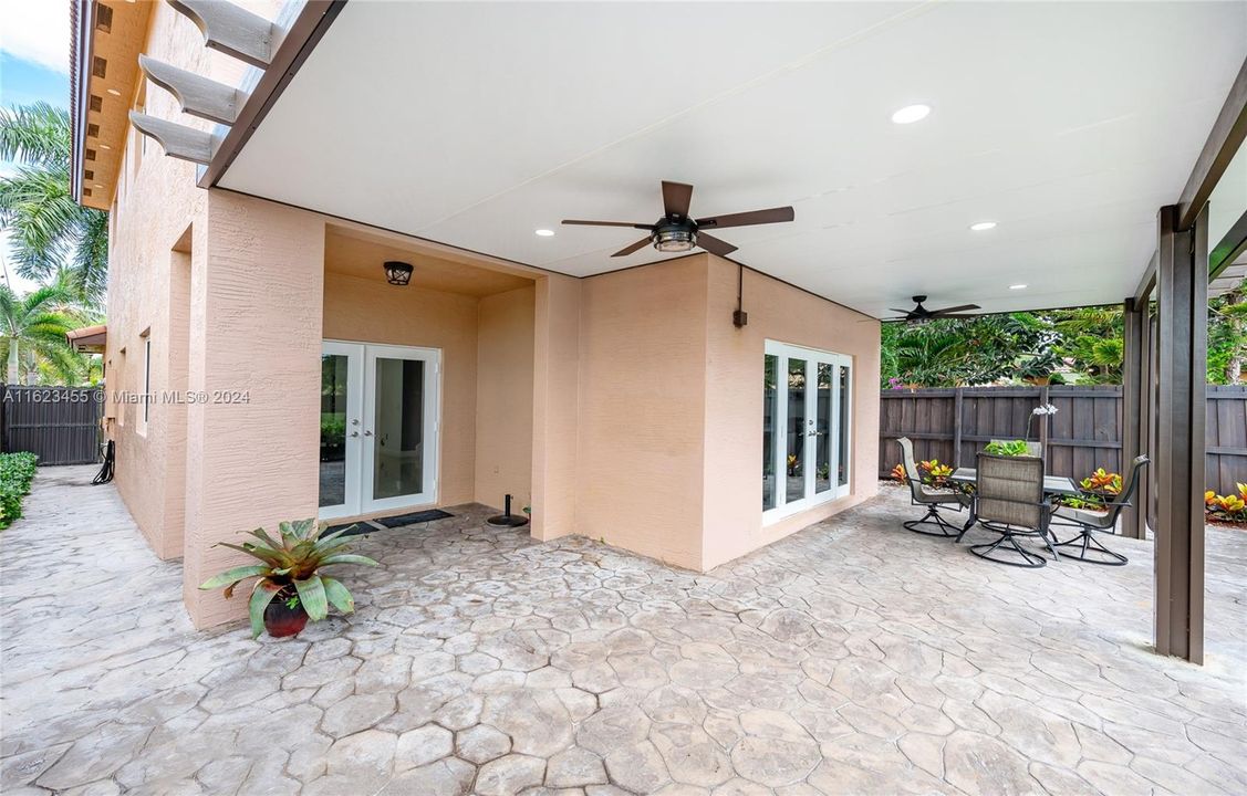 Recently Sold: $550,000 (5 beds, 3 baths, 2180 Square Feet)