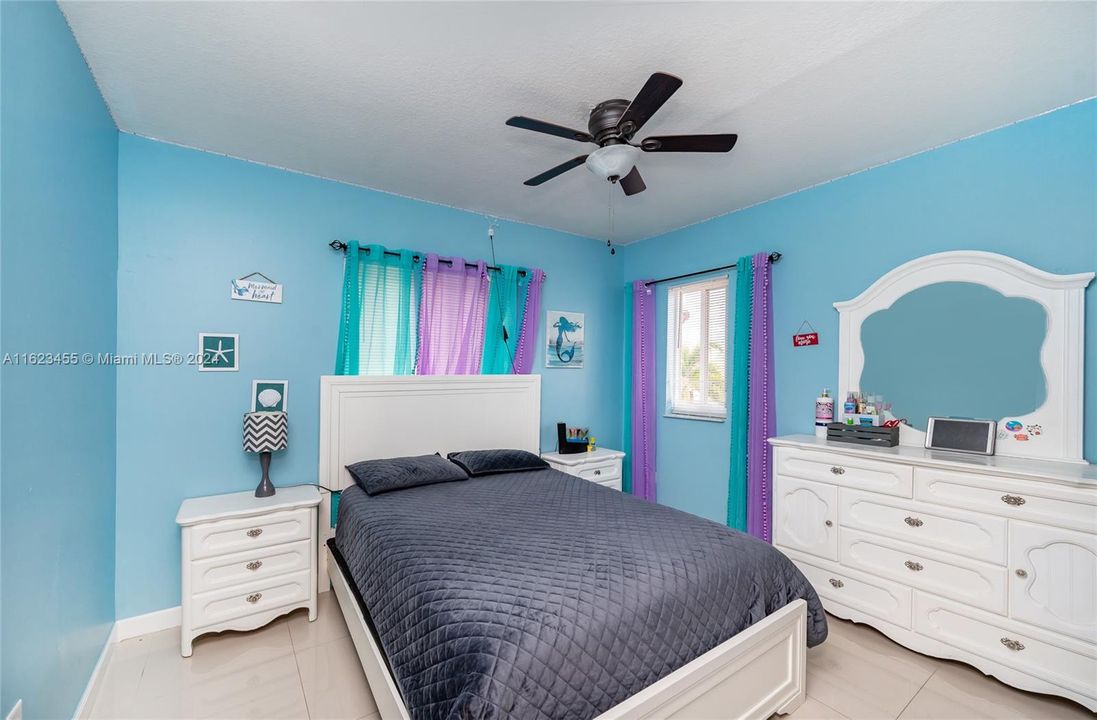 Recently Sold: $550,000 (5 beds, 3 baths, 2180 Square Feet)