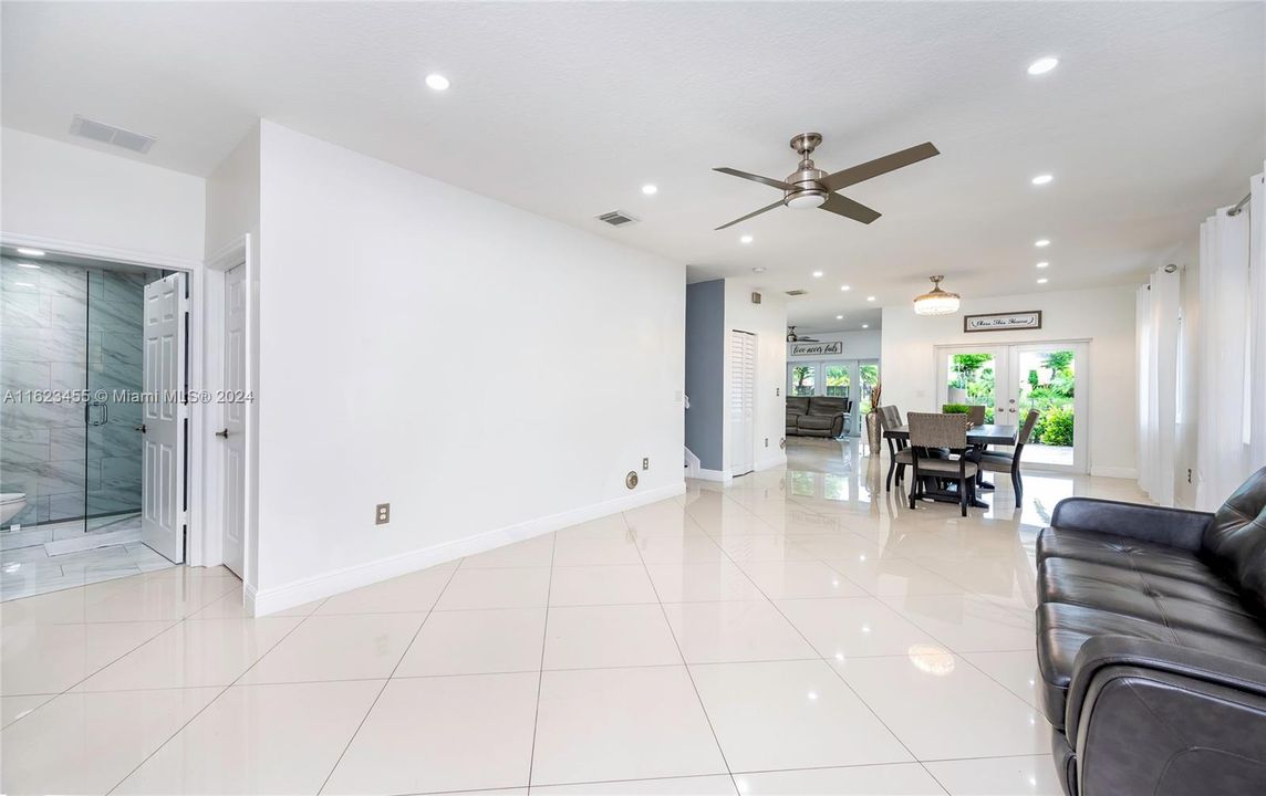 Recently Sold: $550,000 (5 beds, 3 baths, 2180 Square Feet)