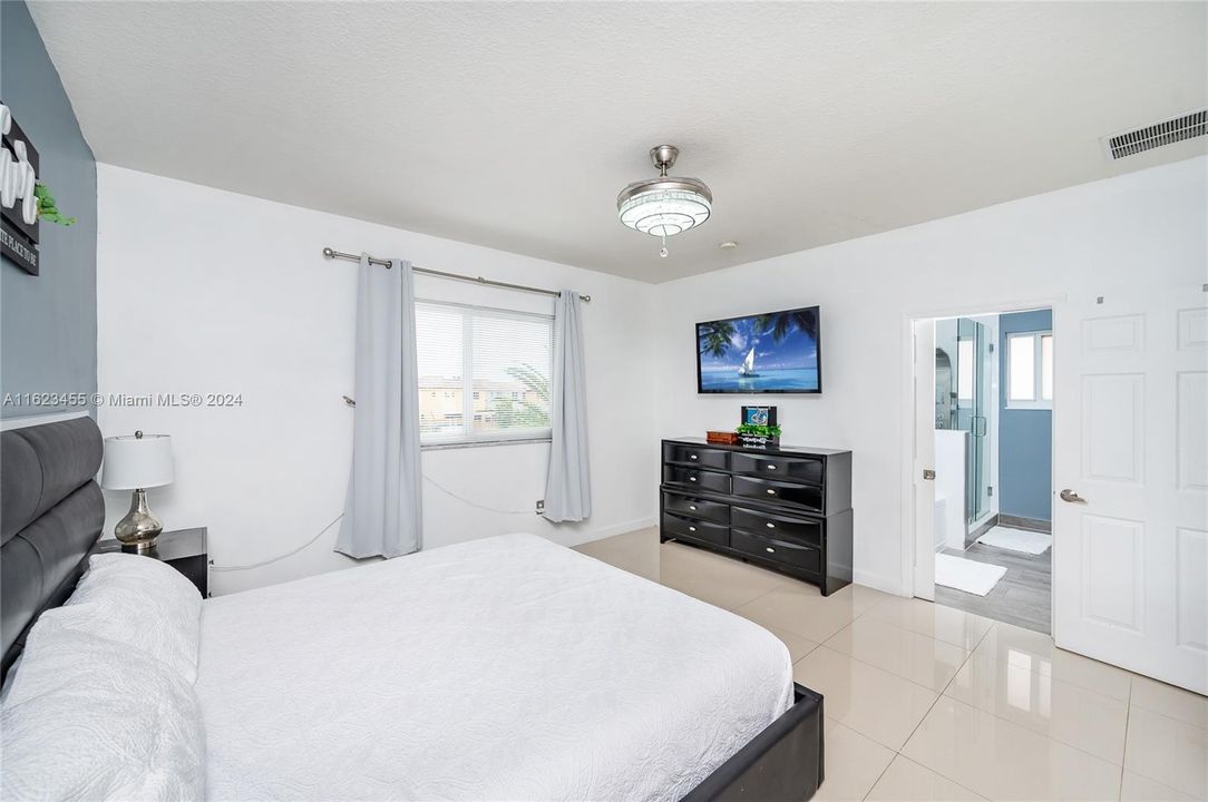 Recently Sold: $550,000 (5 beds, 3 baths, 2180 Square Feet)