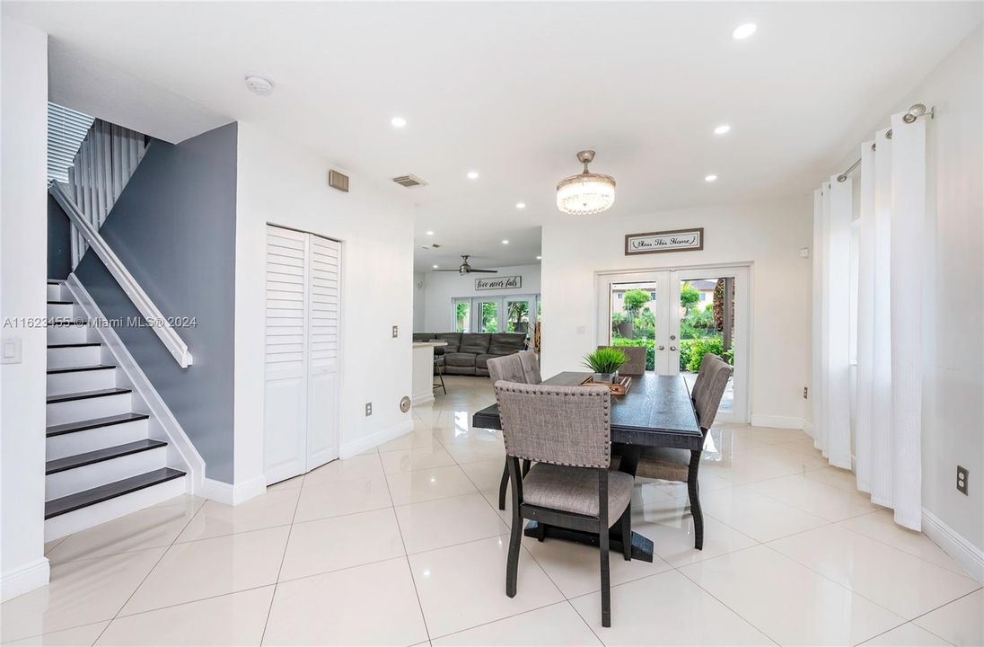 Recently Sold: $550,000 (5 beds, 3 baths, 2180 Square Feet)