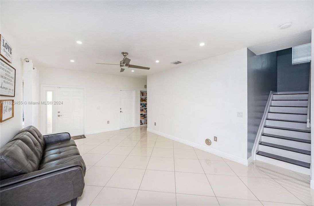 Recently Sold: $550,000 (5 beds, 3 baths, 2180 Square Feet)