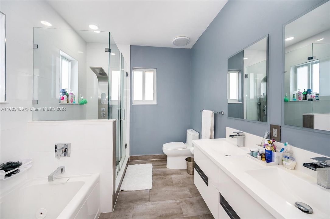 Recently Sold: $550,000 (5 beds, 3 baths, 2180 Square Feet)