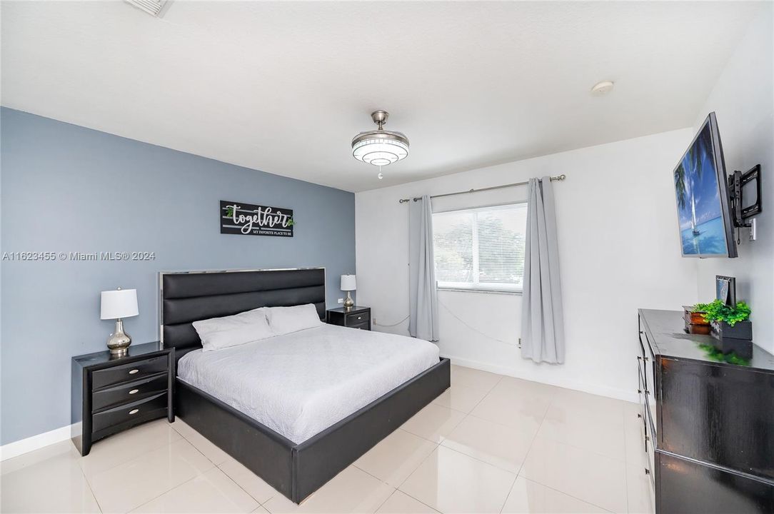 Recently Sold: $550,000 (5 beds, 3 baths, 2180 Square Feet)