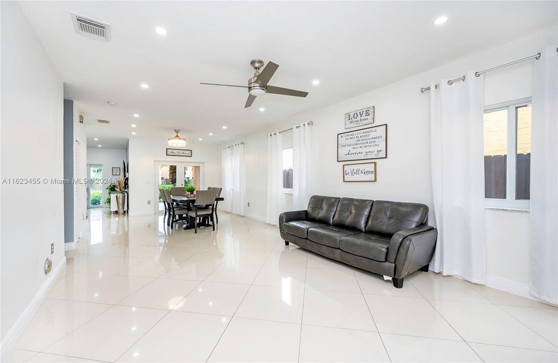 Recently Sold: $550,000 (5 beds, 3 baths, 2180 Square Feet)