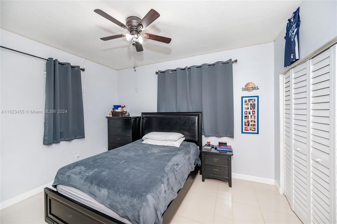 Recently Sold: $550,000 (5 beds, 3 baths, 2180 Square Feet)