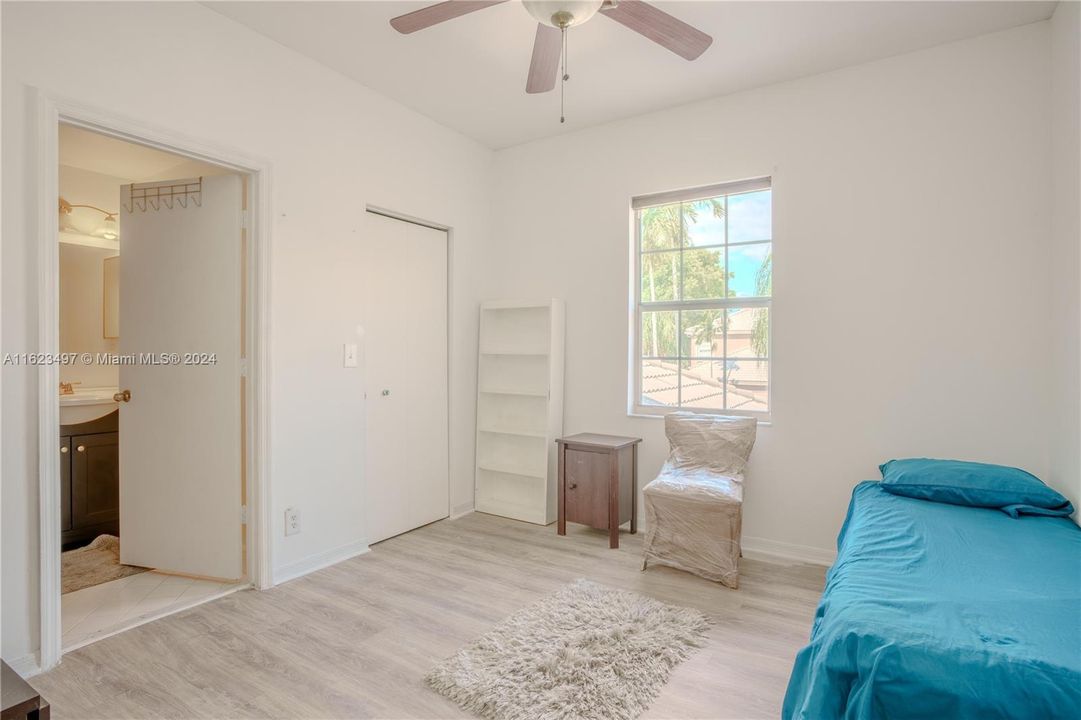 Active With Contract: $2,950 (2 beds, 2 baths, 1131 Square Feet)