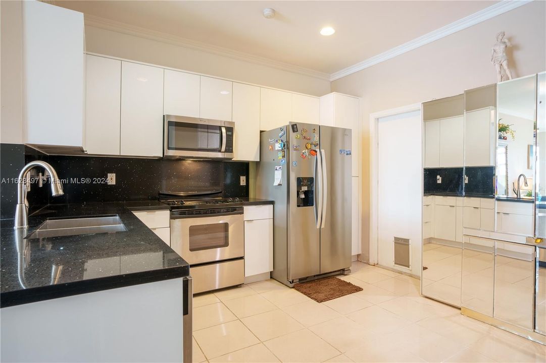 Active With Contract: $2,950 (2 beds, 2 baths, 1131 Square Feet)