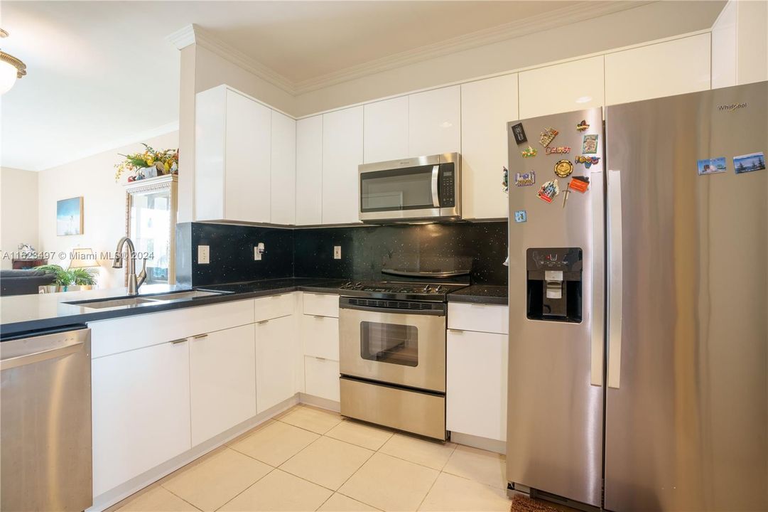 Active With Contract: $2,950 (2 beds, 2 baths, 1131 Square Feet)