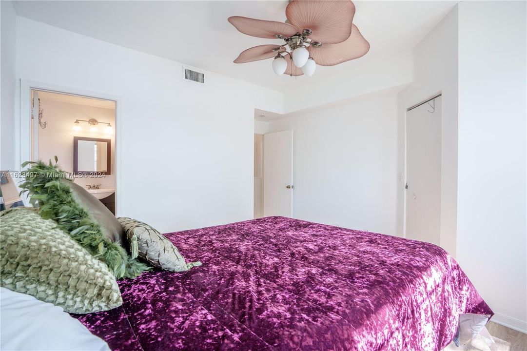 Active With Contract: $2,950 (2 beds, 2 baths, 1131 Square Feet)