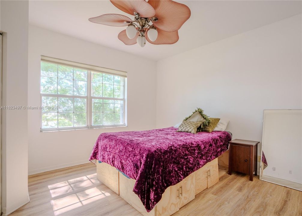 Active With Contract: $2,950 (2 beds, 2 baths, 1131 Square Feet)