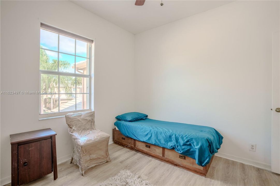 Active With Contract: $2,950 (2 beds, 2 baths, 1131 Square Feet)