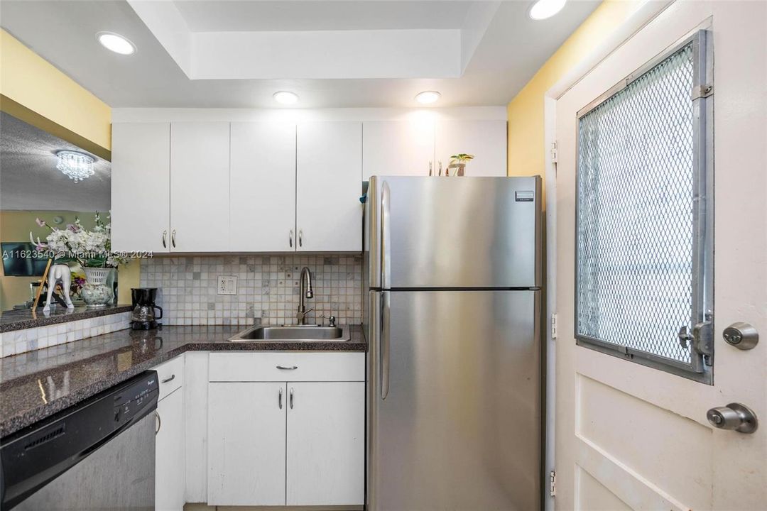 For Sale: $215,000 (1 beds, 1 baths, 768 Square Feet)