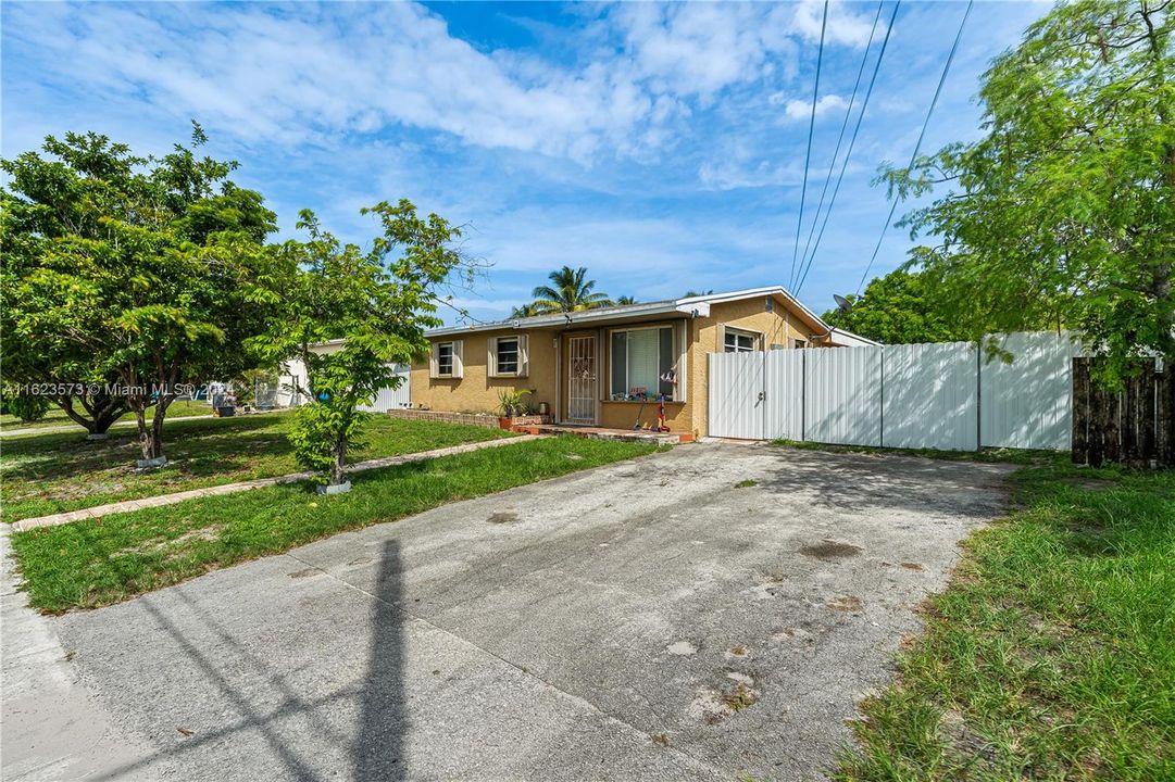 Active With Contract: $459,990 (3 beds, 2 baths, 994 Square Feet)