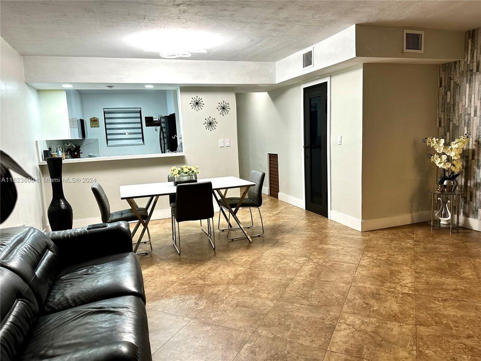 For Sale: $439,000 (2 beds, 1 baths, 1278 Square Feet)