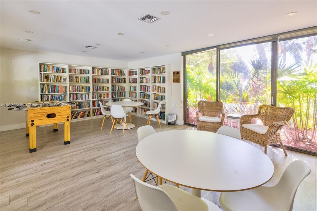 For Sale: $945,000 (2 beds, 2 baths, 1238 Square Feet)