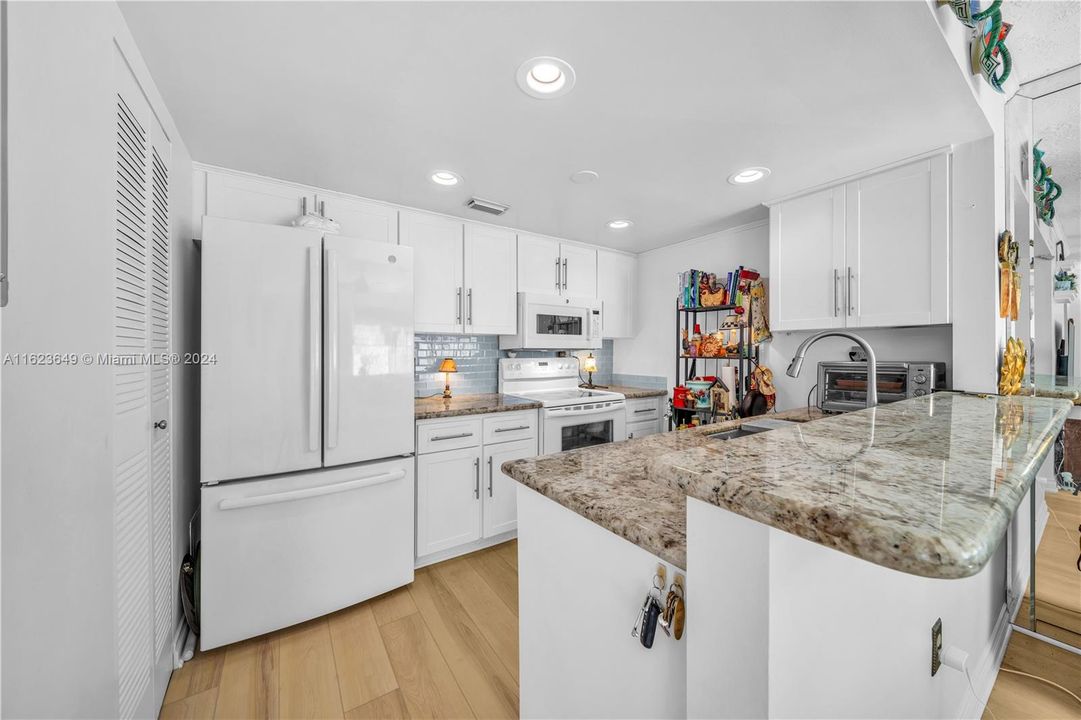 Active With Contract: $437,000 (2 beds, 1 baths, 1000 Square Feet)