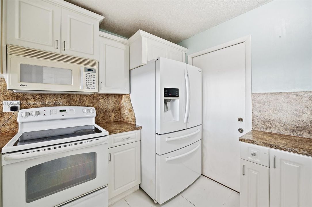 For Sale: $410,000 (2 beds, 2 baths, 1115 Square Feet)