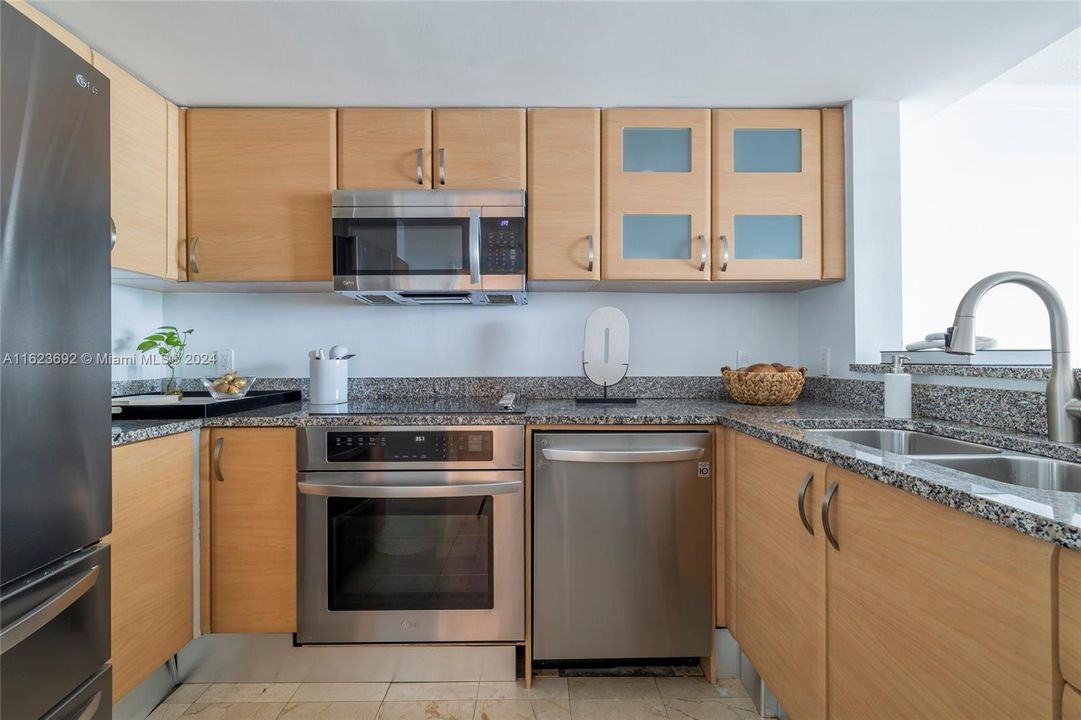 For Sale: $549,000 (1 beds, 1 baths, 791 Square Feet)