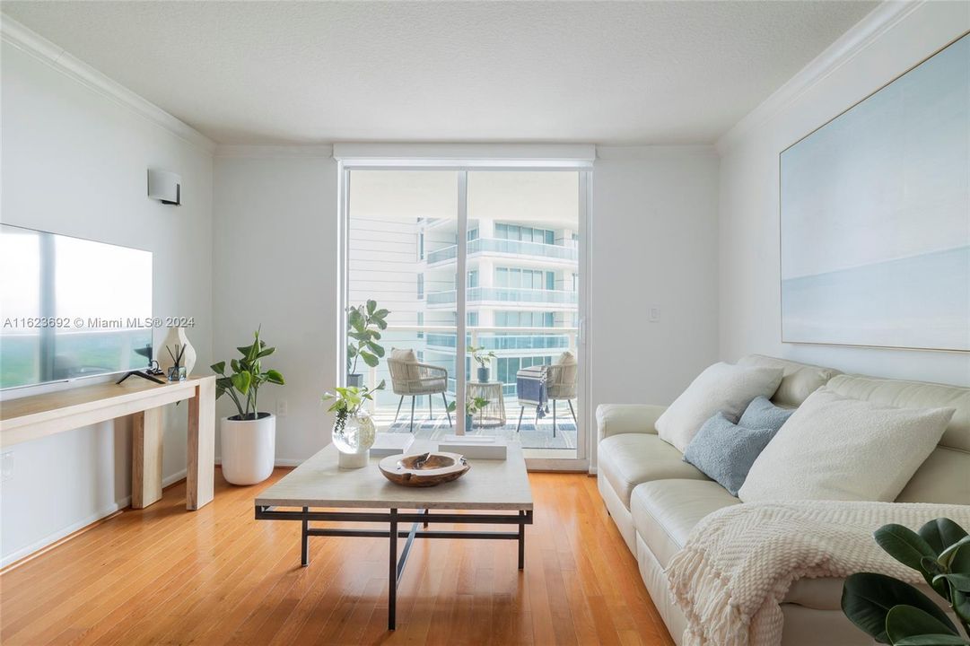 For Sale: $549,000 (1 beds, 1 baths, 791 Square Feet)