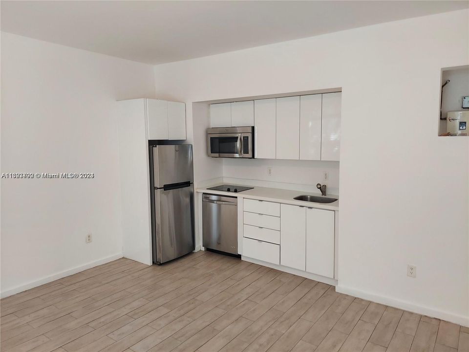 Recently Rented: $1,950 (1 beds, 1 baths, 585 Square Feet)