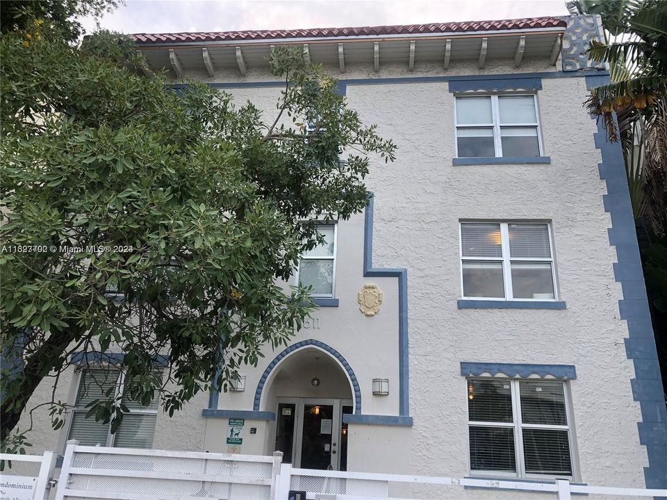 Recently Rented: $1,950 (1 beds, 1 baths, 585 Square Feet)