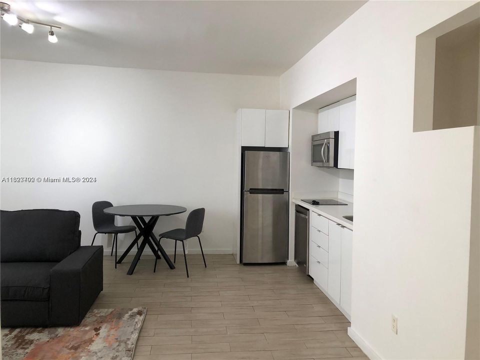 Recently Rented: $1,950 (1 beds, 1 baths, 585 Square Feet)