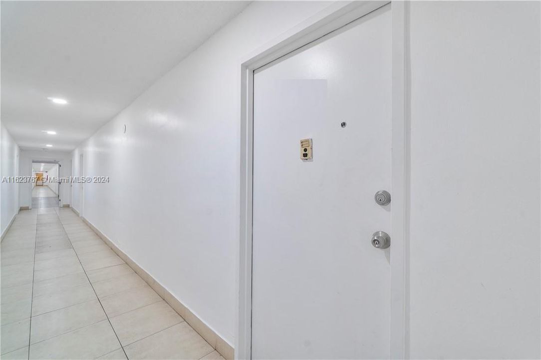 Active With Contract: $144,900 (1 beds, 1 baths, 746 Square Feet)