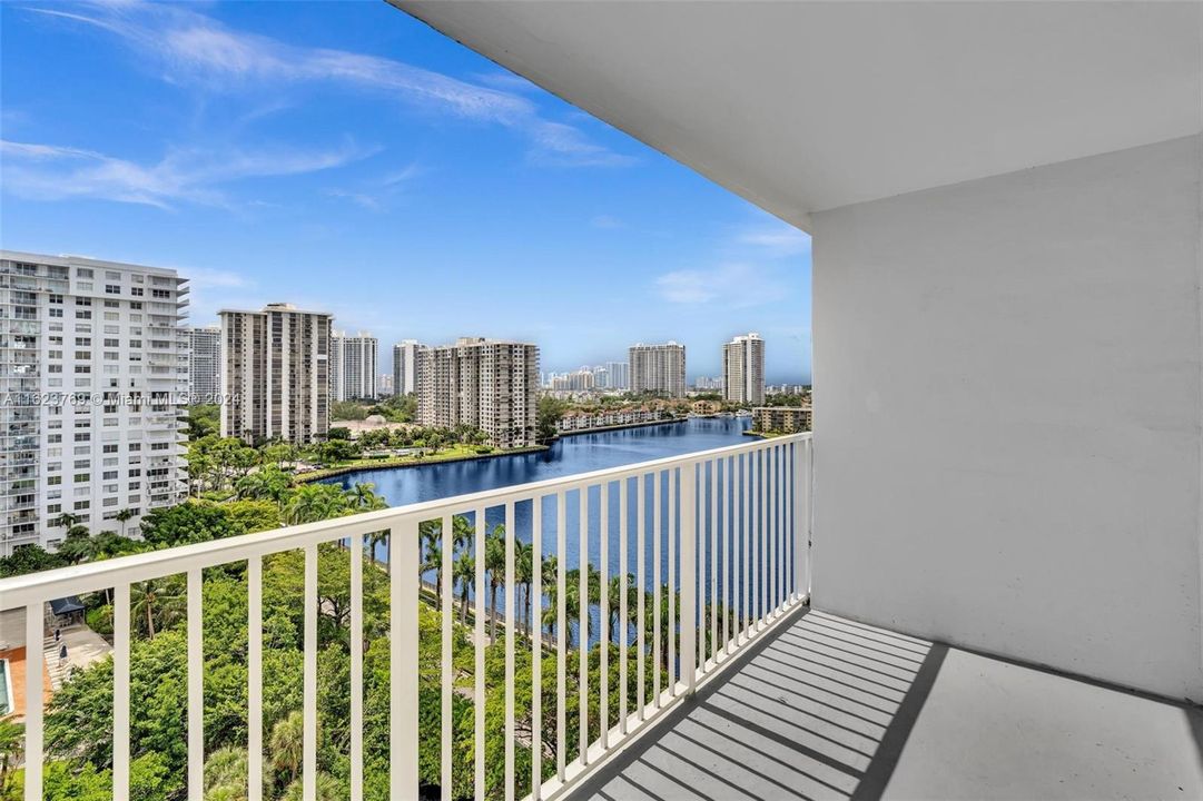 For Sale: $399,500 (2 beds, 2 baths, 1220 Square Feet)