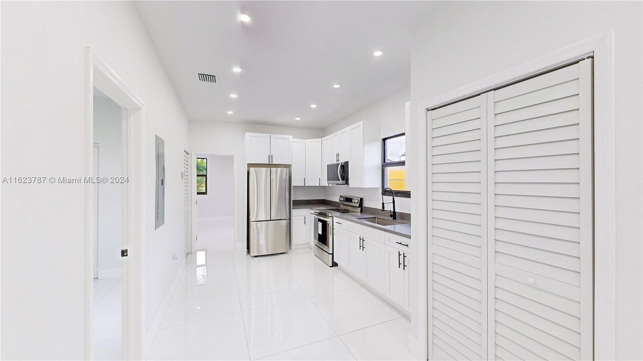 Active With Contract: $459,900 (3 beds, 2 baths, 942 Square Feet)