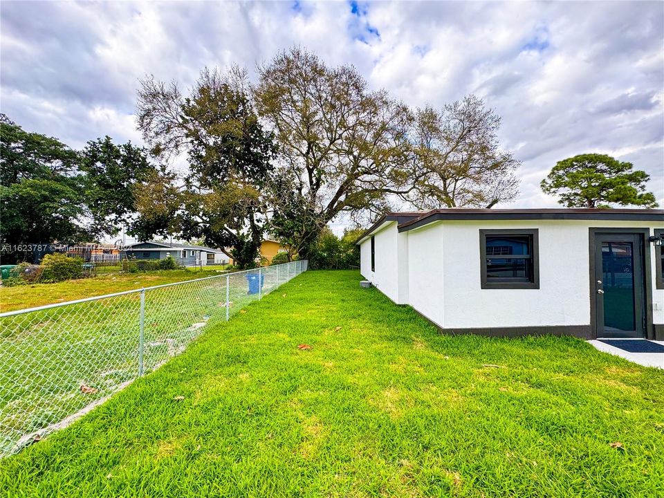 Active With Contract: $459,900 (3 beds, 2 baths, 942 Square Feet)