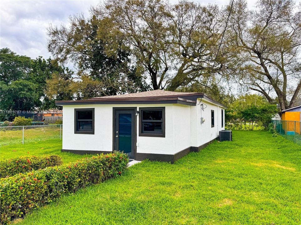 Active With Contract: $459,900 (3 beds, 2 baths, 942 Square Feet)