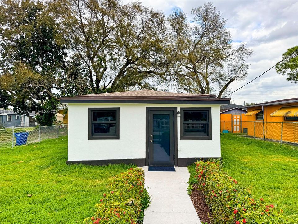 Active With Contract: $459,900 (3 beds, 2 baths, 942 Square Feet)